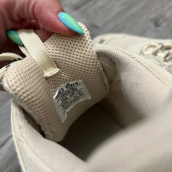 BALENCIAGA WOMEN'S TRIPLE S CLEAR SOLE SNEAKER IN BEIGE SIZE 39 - Picture 4 of 6